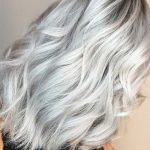 Silbernes Haar Trend: 51 Cool Grey Hair Farben und Tipps für Going Grey