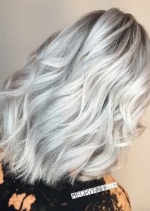 Silbernes Haar Trend: 51 Cool Grey Hair Farben und Tipps für Going Grey