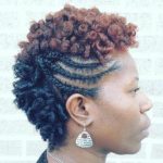 Gelockte Mohawk-Frisuren für afroamerikanische Frauen