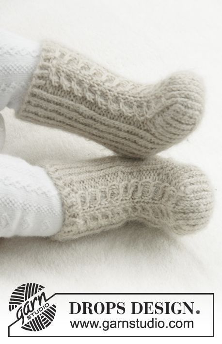 Mini Snow Boots / DROPS Baby 31-25 - Gestrickte Socken mit Zopfmuster und Rippen...