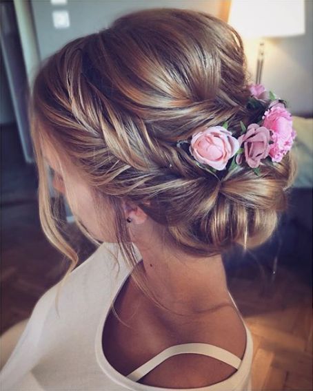 Braided hairstyles with flowers is beautiful for brides at weddings - Page 15 of 38