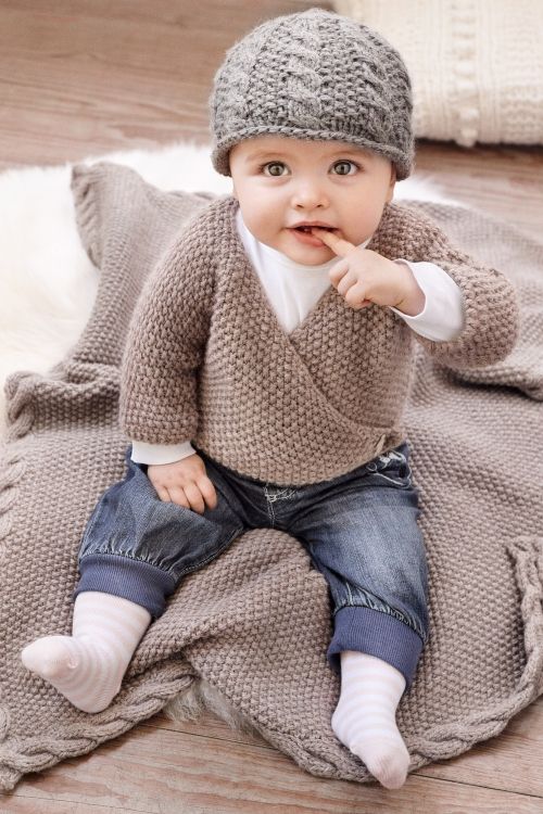 Eine Babyjacke, Mütze und Decke stricken