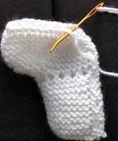 FREE KNIT EASY PREEMIE BABY BOOTIES PATTERN KNIT WITH STRAIT NEEDLES Free patter...