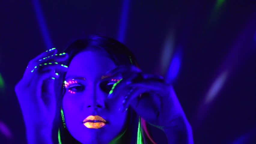 Fashion-Model-Woman-in-Neon-Stockvideos-Filmmaterial-100.png