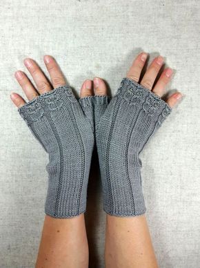 Fingerlose Handschuhe mit kleinen Eulen