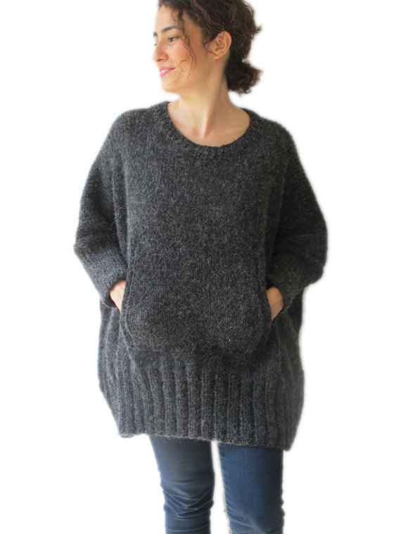 Grigio scuro mano maglia maglione con Pocket Plus Size sopra la tunica di dimensione – abito maglione di Afra