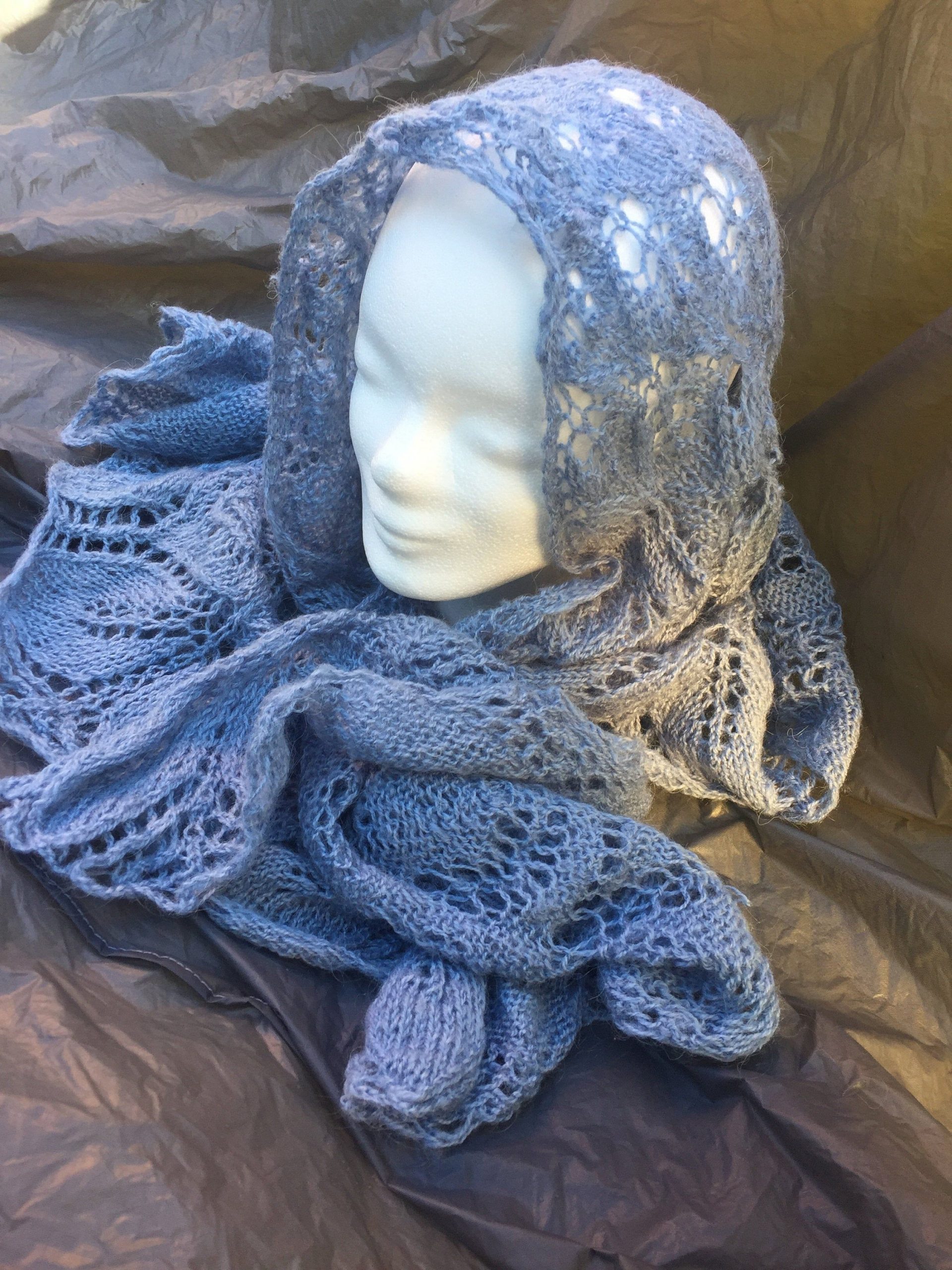 Handgestrickte Schal aus Wolle Blau Kuscheliger Dreieckschal in einem luftig-lockeren Müster gestrickt Schal für Frauen Bandana Modeschal