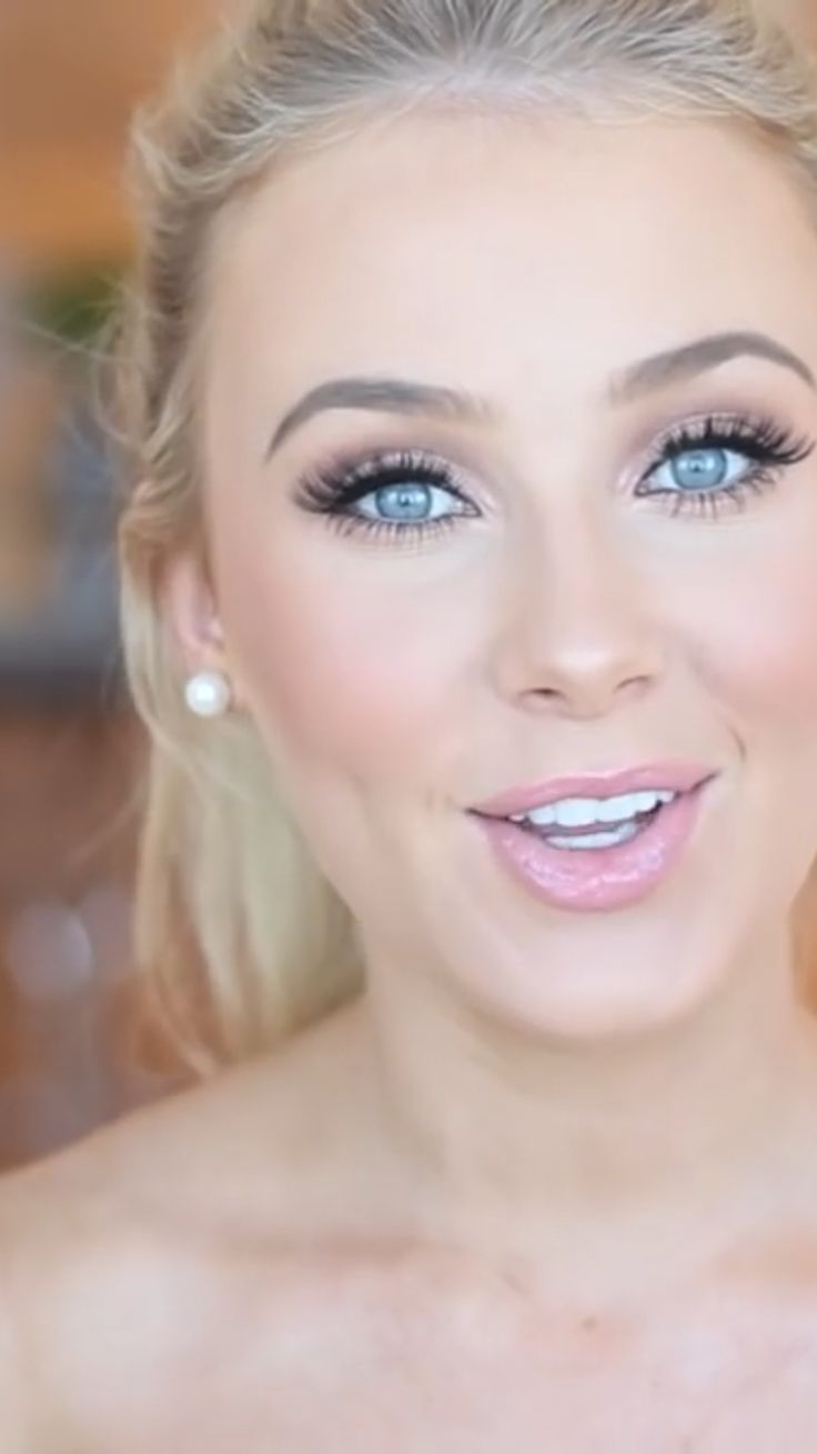 Love the neutral look with big lashes -