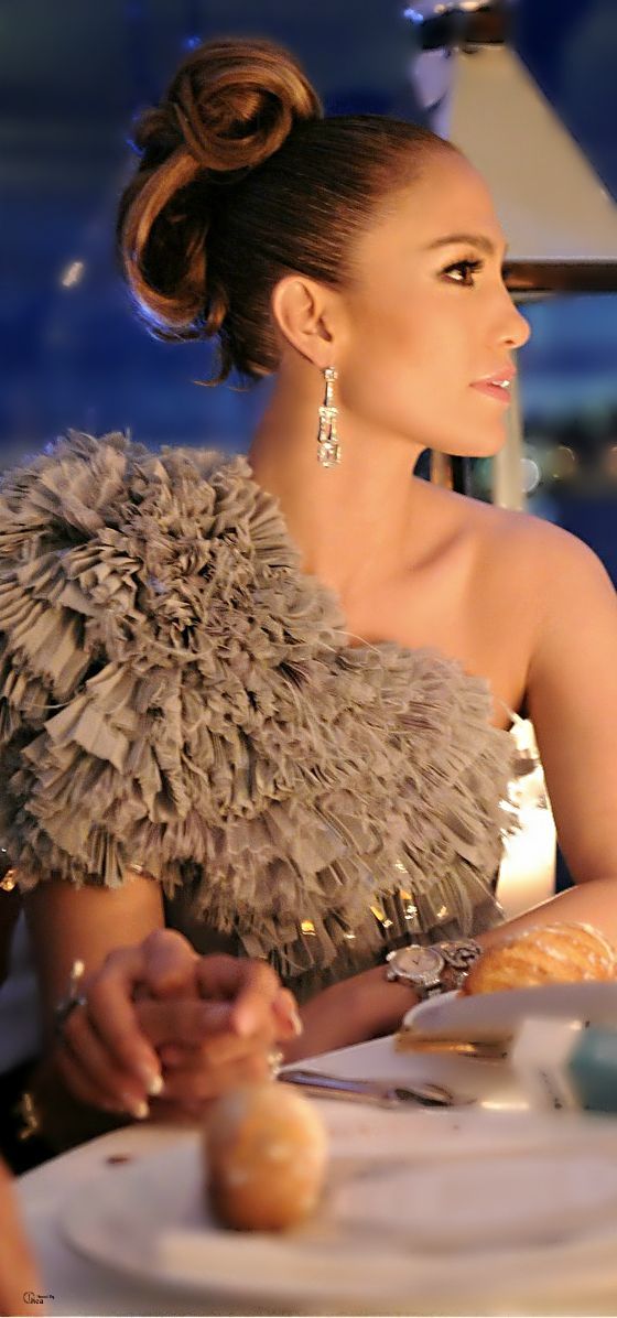 Splendidi capelli come Jennifer Lopez, permettono un raccolto elegante ed import...