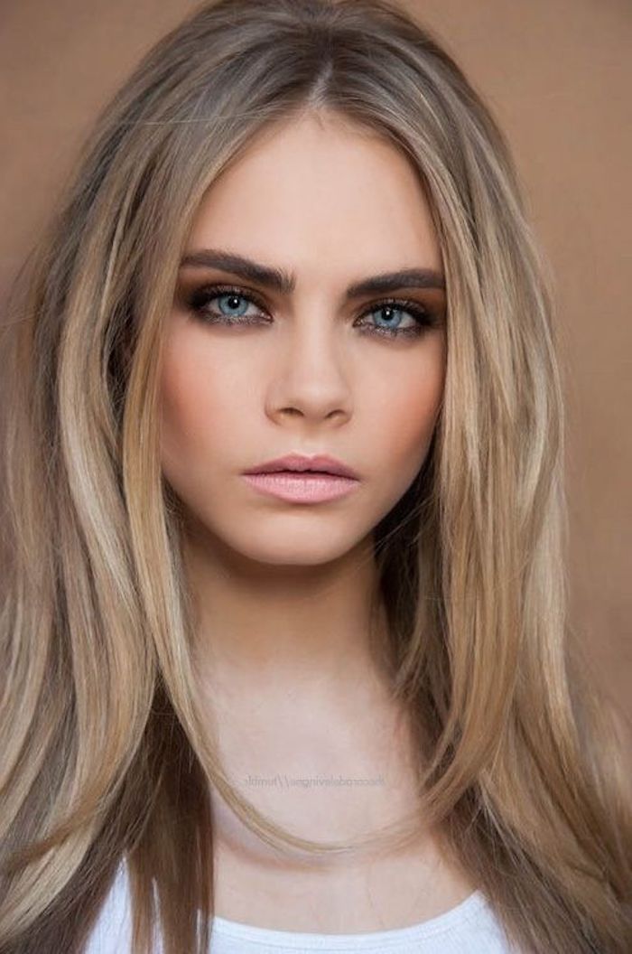 dark blonde hair a beautiful straight hair, girl with blue eyes and de