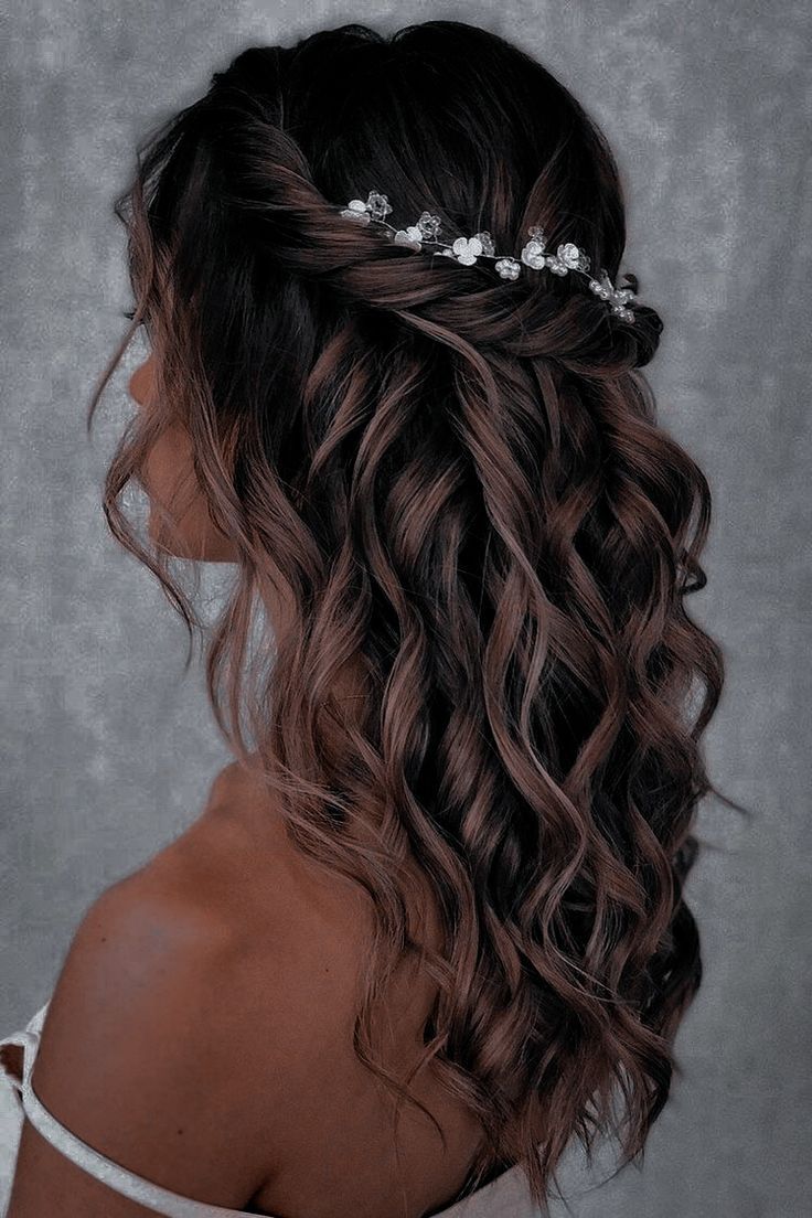 Stunning Prom Hairstyles to Turn Heads on Your Special Night