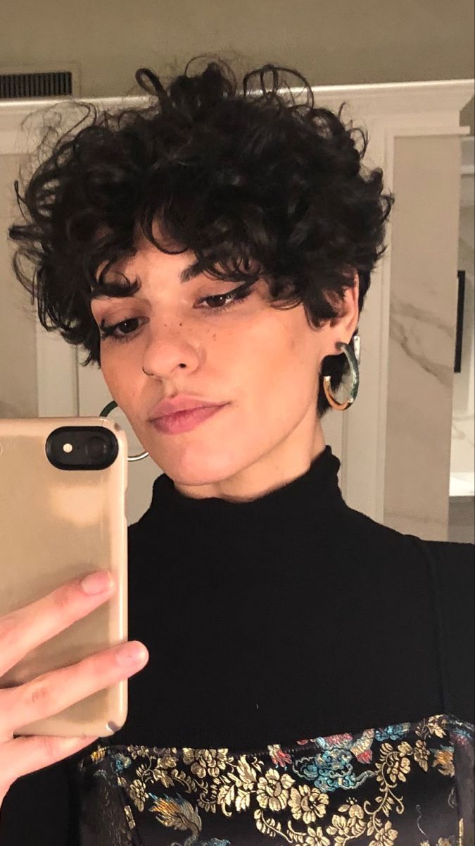 Effortlessly Chic: Short Curly Hairstyles for Every Occasion