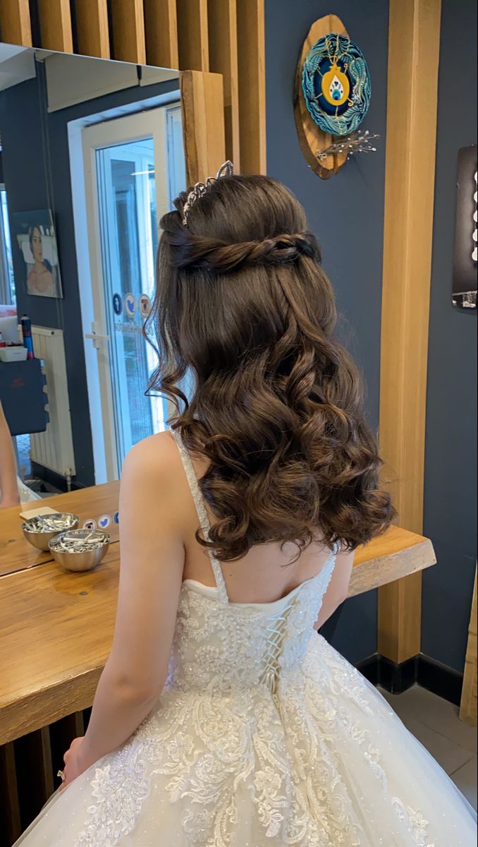 The Ultimate Guide to Quinceañera Hairstyles: Tips for a Stunning Look