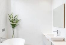 29 Elegant Neutral Bathroom Designs Featuring Stunning Marble Accents