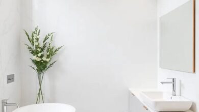 29 Elegant Neutral Bathroom Designs Featuring Stunning Marble Accents